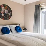 Eco In Latour By Scenic Pond *