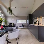 Eco In Latour By Scenic Pond Oirschot