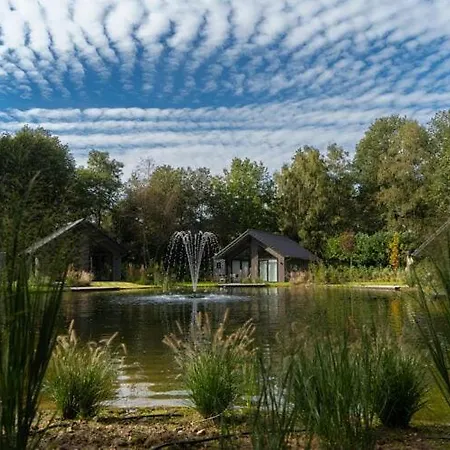 Eco In Latour By Scenic Pond Semesterbostad *