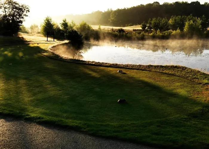 Eco In Latour By Scenic Pond
